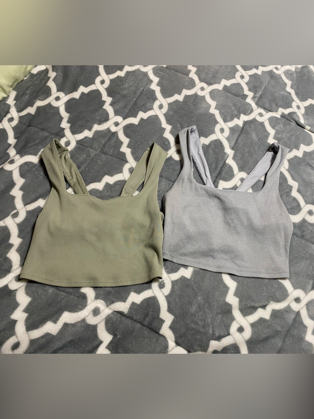 2 set of alo yoga top crop grey khaki green SZ S bra
